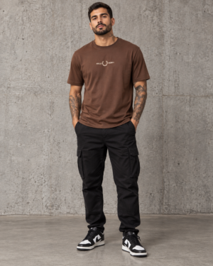 CAMISETA FRED PERRY MARROM COM LOGO CENTRAL – Malha Prima Chinesa TAMANHO G