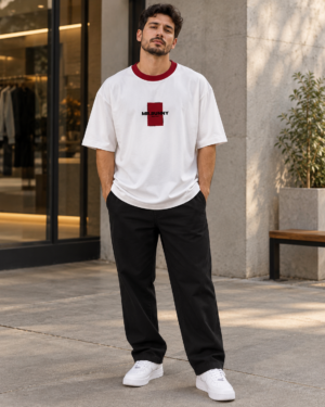 Camiseta Oversized Mr. Bunny Minimal Branca com Gola Vermelha Tamanho (G)