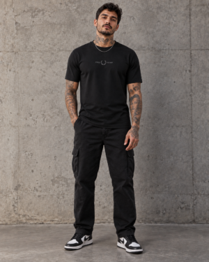 T-Shirt Fred Perry Logo Central Preta – Tamanho G Malha Prima Chinesa